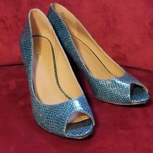 Nine West Turquoise Animal Print heels size 8